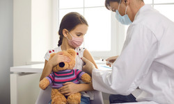 Jak przygotować dziecko do szczepienia na COVID-19? Pediatra wyjaśnia