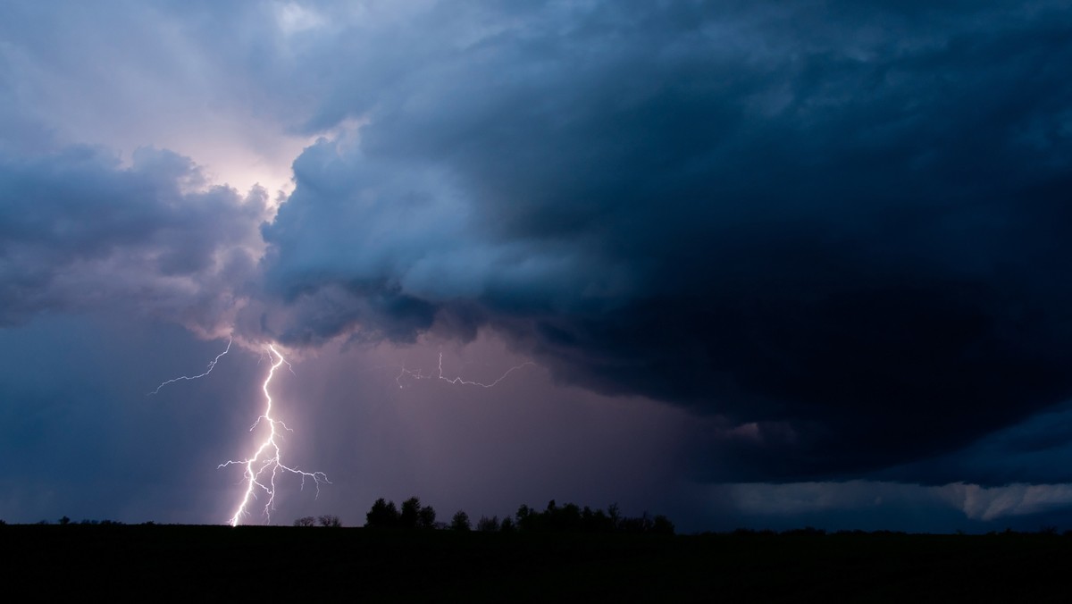 IMGW wydało ostrzeżenia meteorologiczne dla trzech województw: pierwszego stopnia dla województwa śląskiego i podkarpackiego oraz drugiego stopnia dla województwa małopolskiego. Prawdopodobieństwo wystąpienia burz z gradem wynosi 80 proc. Ostrzeżenie dla tych regionów obowiązuje od 12:30 do 19:30.