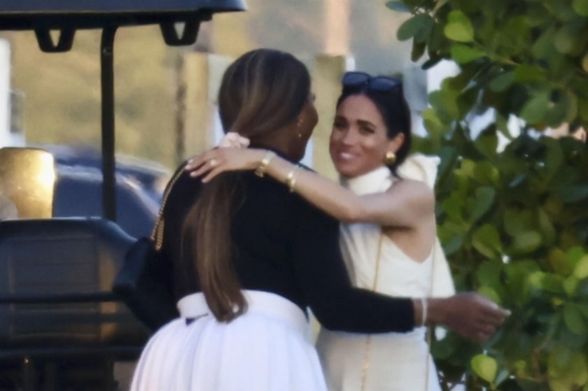 Meghan wita się z Sereną Williams.