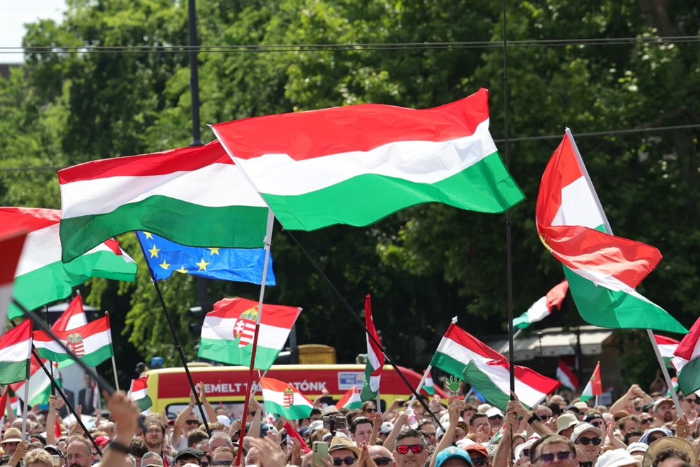 Megtelt a Hősök tere Magyar Péter kampányzáró tüntetése - Blikk