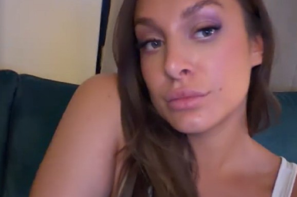 (VIDEO) POVLAČI MAJICU, BUJNE GRUDI U PRVOM PLANU Luna Đogani pokazuje ten: "To sam isprskala", snima i GOLE NOGE