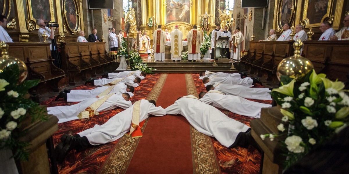 Rozpusta, seks i pijaństwo. Tak balują polscy klerycy