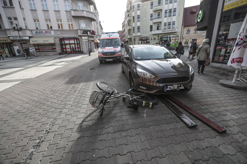 Auto bez kierowcy przejechało rowerzystkę