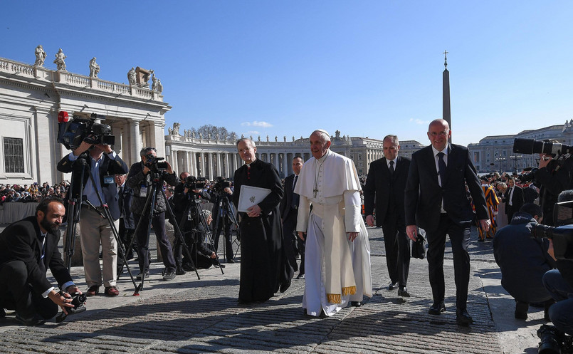 Papież Franciszek przybył na audiencję generalną na Plac Świętego Piotra w Rzymie