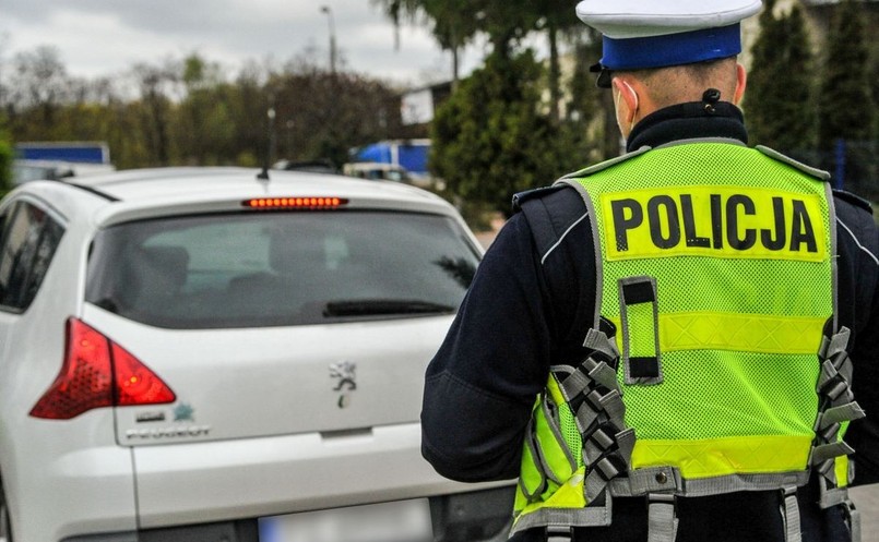 Policjant kontroluje kierowców