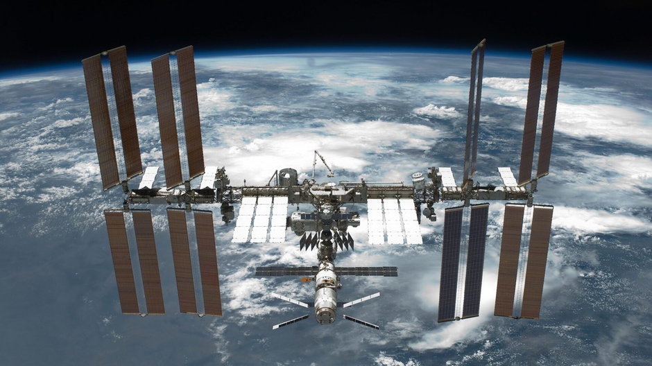 Stacja kosmiczna ISS zasadniczo korzysta z zasilania solarnego, ale potrzebuje również baterii, kiedy wchodzi w cień Ziemi. Okres zacienienia wynosi 35 minut, podczas gdy pełna orbita zajmuje 90 minut.