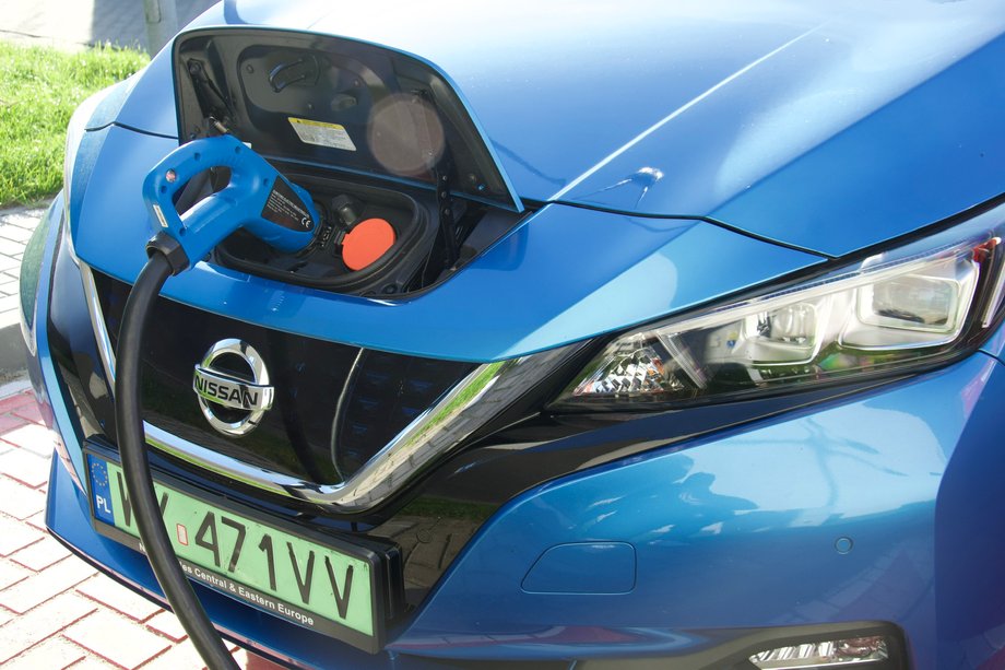 Nissan Leaf pod klapką ma dwa złącza - ChaDeMo (szybsze) i Type2 (wolniejsze). 