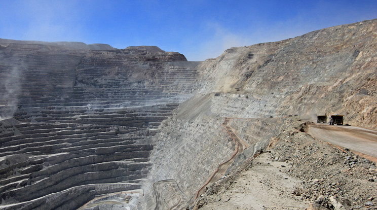 A Chuquicamata, a világ legnagyobb rézérc-bányája Chilében. Már egyre nehezebb jó rézbányászati helyszíneket találni. A fémek bányászata a technológiai iparágak számára egyre fontosabb. Nem csoda, hogy a tengerfenék, sőt már a Hold kihasználása érdekében megindult a helyezkedés a világ legerősebb gazadasági hatalmai között.  / Fotó: NorthFoto