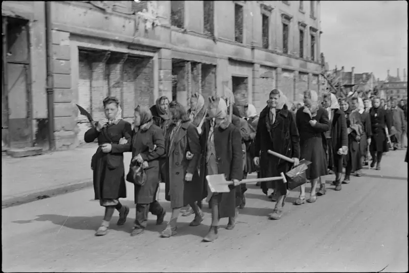 13 Zofia Chomętowska, Brygada pracy idąca na akcje odgruzowywania, 1945, Muzeum Warszawy