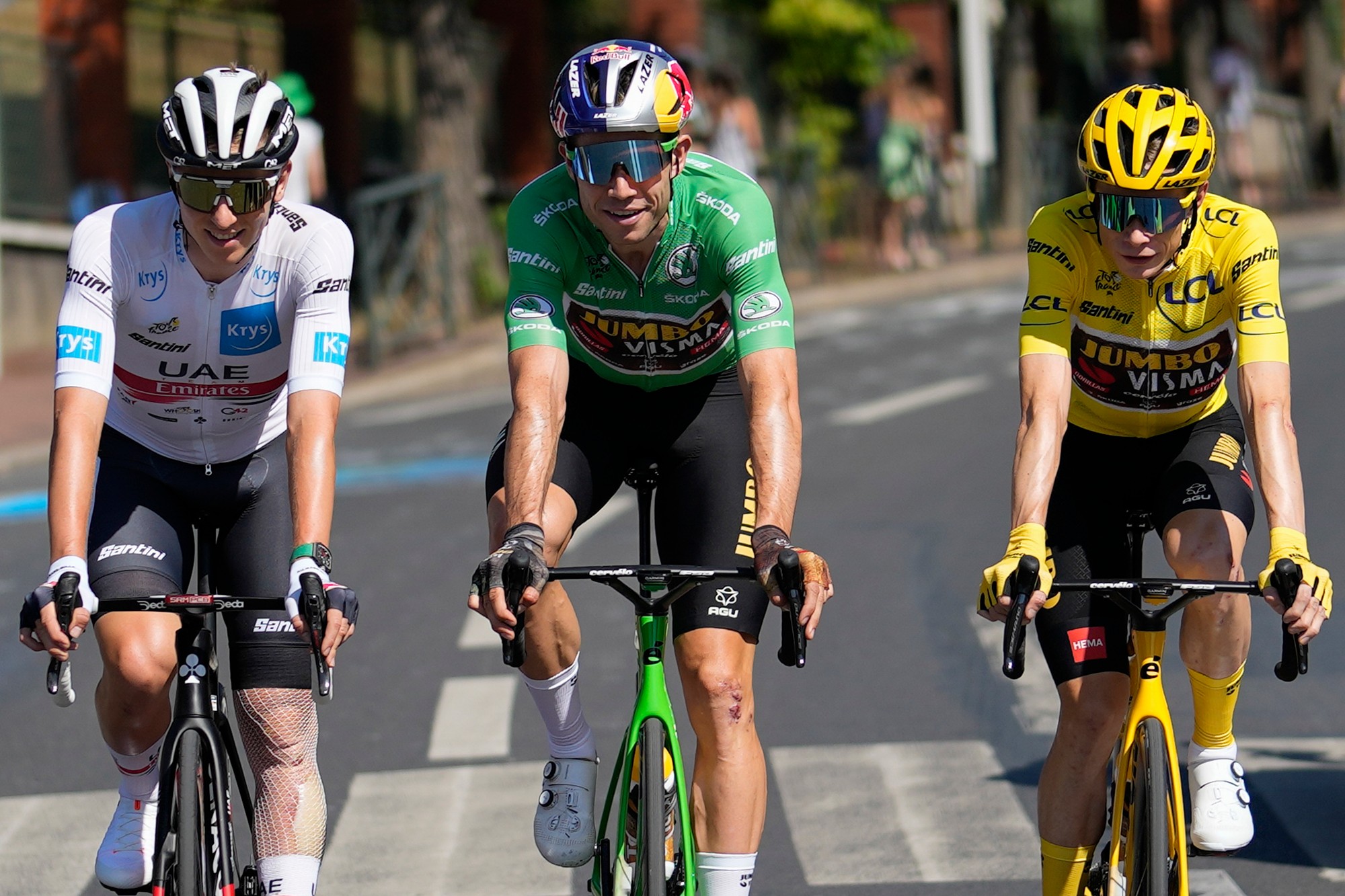 Na snímke zľava dánsky cyklista Jonas Vingegaard v žltom drese vedúceho pretekára v celkovom poradí, Belgičan Wout van Aert v zelenom drese najlepšieho šprintéra a Slovinec Tadej Pogačar v bielom drese najlepšieho pretekára do 25 rokov.
