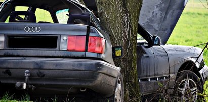 Młody kierowca zawinął się na drzewie. Był pijany