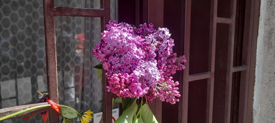 Mušterije ostavljaju cveće ispred obućarske radnje