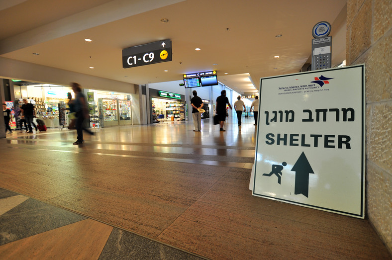 Kierunkowskaz do schronu na lotnisku Ben Guriona