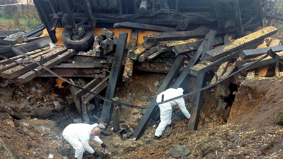 Przewodów (woj. lubelskie), służby pracują na miejscu eksplozji, w której zginęły dwie osoby