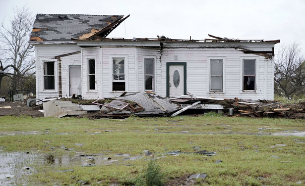 Co najmniej dwie ofiary śmiertelne huraganu Harvey, zamknięto lotnisko w Houston