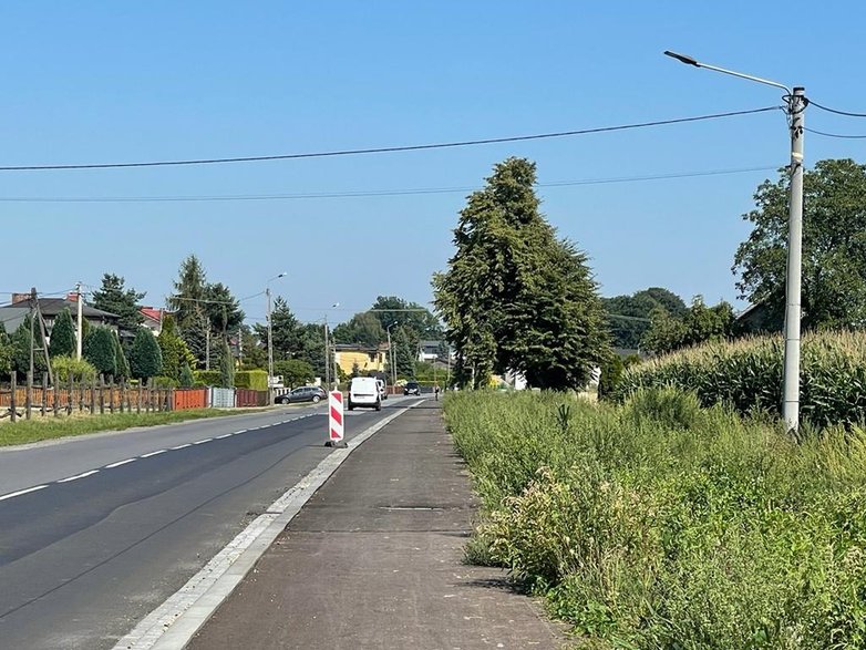 Budowa ścieżki rowerowej - Wisła Wielka, ul. Cieszyńska - 05.08.2022 - autor: pless.pl