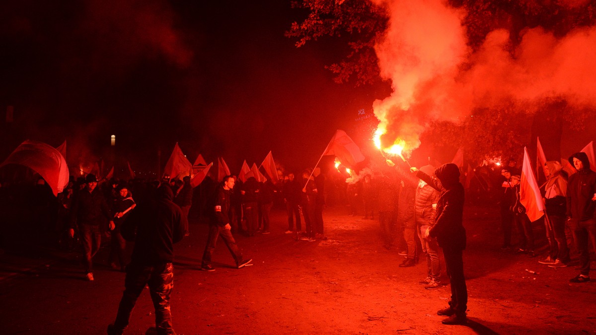 Część haseł, symboli i okrzyków z Marszu Niepodległości 11 listopada 2017 roku wskazuje na ich związek z zakazanymi ideologiami lub ma charakter haseł nawołujących do różnic narodowościowych - głosi opinia biegłego, powołanego w ramach śledztwa w tej sprawie - poinformowała Prokuratura Okręgowa w Warszawie.