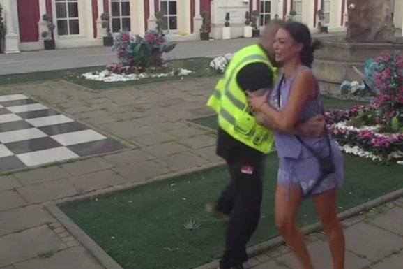 JEZIVO! MAJA MARINKOVIĆ GLAVOM LOMI STAKLA Asmin raskinuo sa njom, pa nastao kurcšlus u Eliti: URLA IZ PETNIH ŽILA (VIDEO)