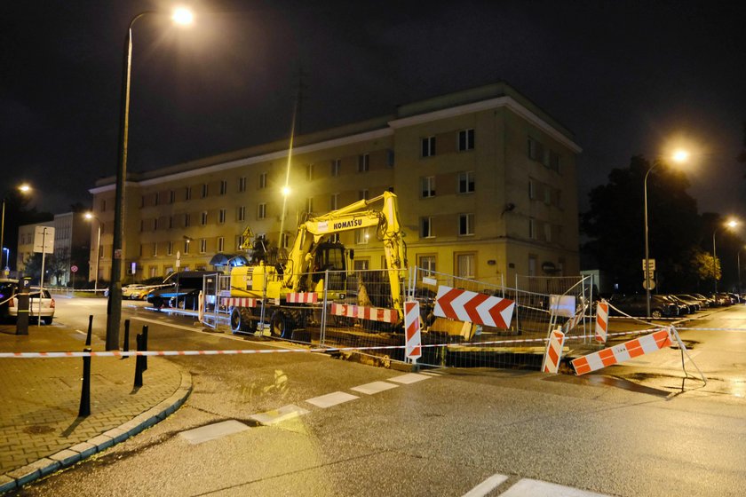 Poważna awaria wodociągowa w stolicy. Zapadł się fragment ulicy