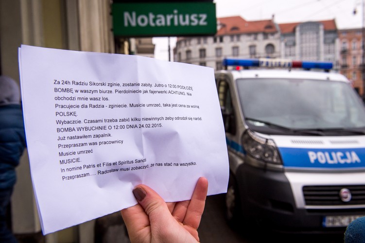 Policja w biurze Radosława Sikorskiego