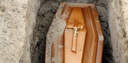 Wstrząsające sceny na cmentarzu w Tymowej. Ciało przekładano z trumny do trumny. Córka zmarłego zemdlała