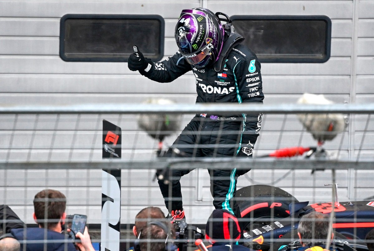 Lewis Hamilton cieszy się ze zwycięstwa