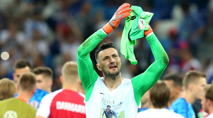 Subasic halott barátja képét viseli a pólóján. A FIFA szabályzata szerint ez tilos /Fotó: GettyImages