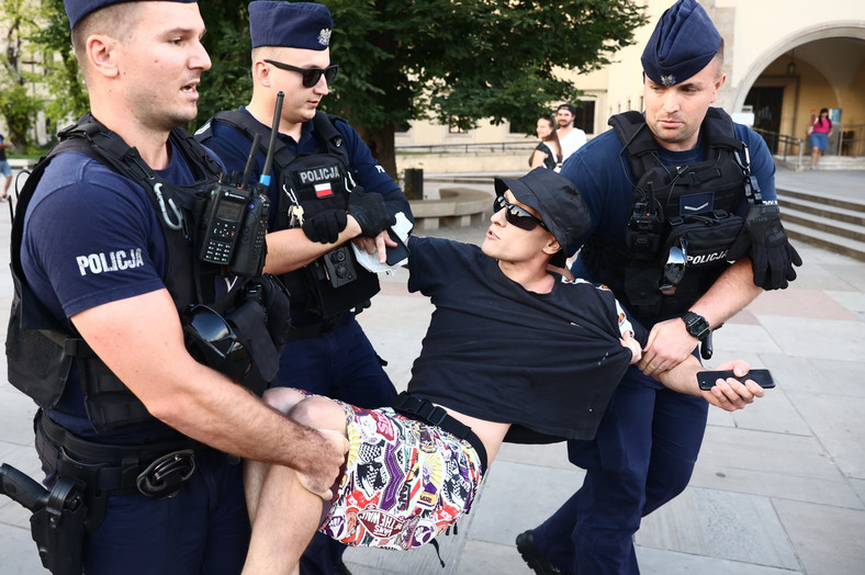 Demonstracje przeciwników PiS pod Wawelem często kończyły się interwencją policji.