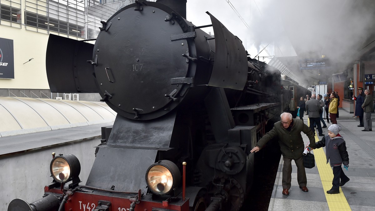 Przejazdami z Dworca Kraków Główny na lotnisko w Balicach i do Wieliczki zainaugurowana została wczoraj tegoroczna edycja wycieczek pociągami retro w Małopolsce. Zaplanowano 42 przejazdy zabytkowych składów najbardziej malowniczymi trasami regionu.