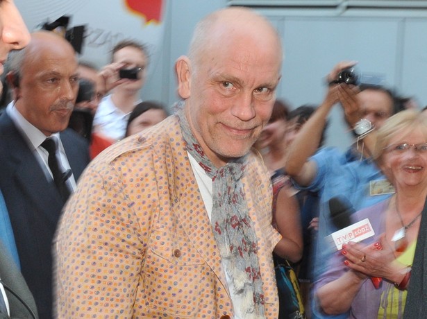 John Malkovich zajada się polskimi krówkami