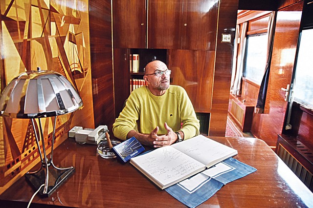 Nekadašnji gardista Goran Kuzmanović u Titovom radnom kabinetu