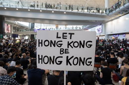 Lotnisko w Hongkongu odwołuje loty. Zaostrzają się protesty przeciw polityce Pekinu
