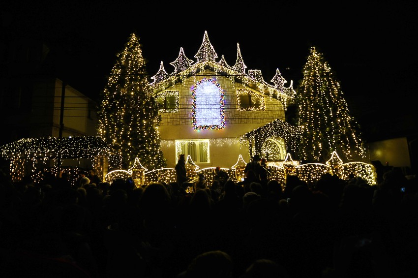 Praznično dekorisanje prešlo je na novi nivo kada je Vukov dom 2005. proglašen za najbolje ukrašen na opštini Voždovac.