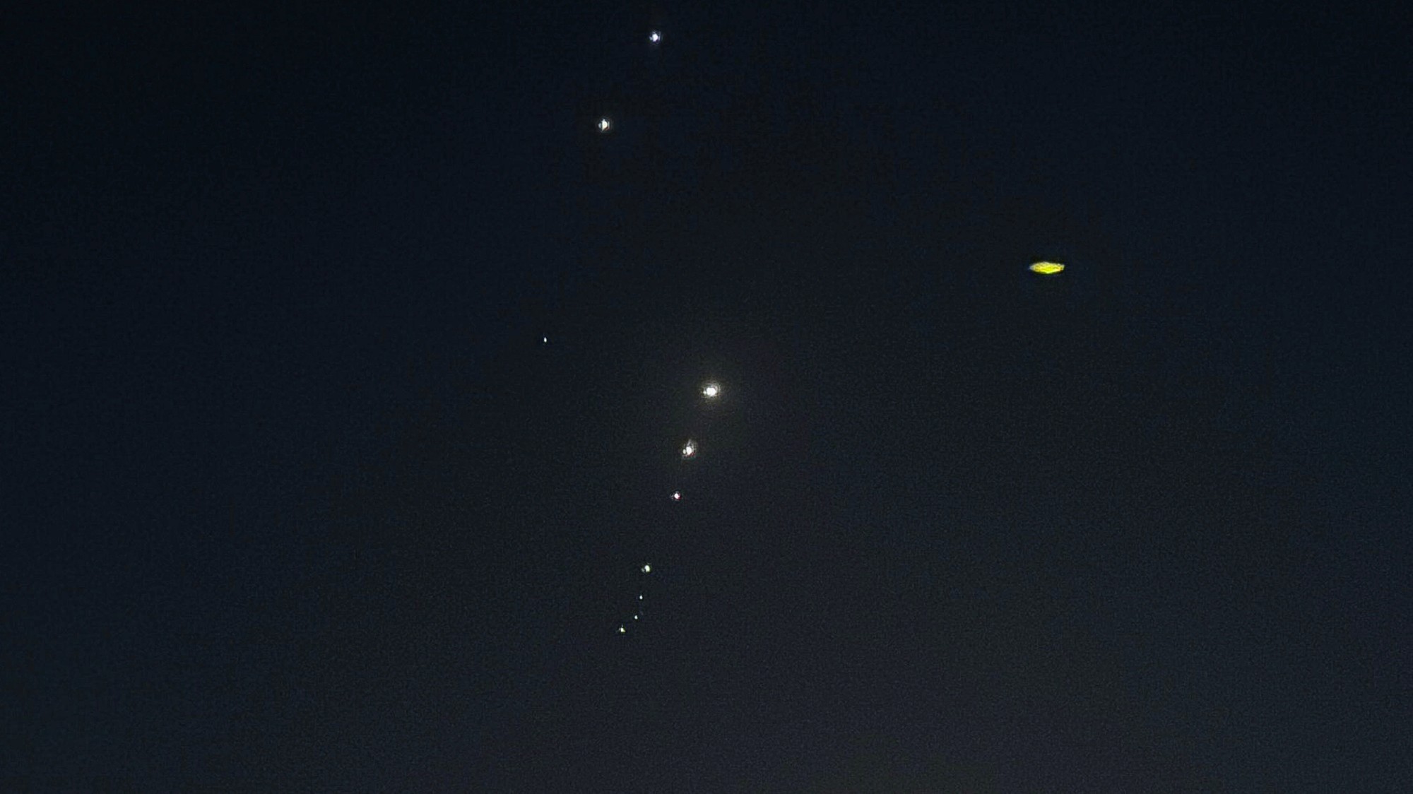Na oblohe sú vidieť stopy po raketovom útoku na základňu Al-Udeid, ktorý podľa iránskych ozbrojených síl uskutočnili z katarskej Dauhy.
