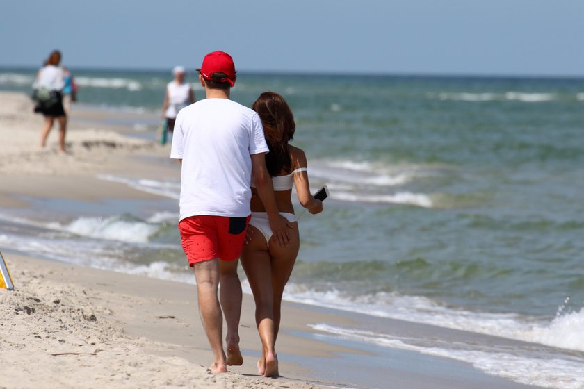 Antonii Królikowski z ukochaną na plaży w Juracie