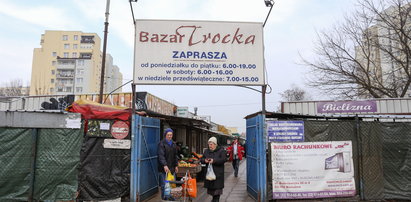 Bazarek na Trockiej blokuje metro