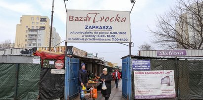 Bazarek na Trockiej blokuje metro