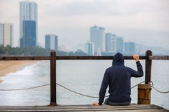 Polacy pracujący za granicą przysyłają mniej pieniędzy. Nie planują powrotów do kraju