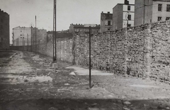 Mur getta przy Bonifraterskiej. Źródło: Centralna Biblioteka Judaistyczna 