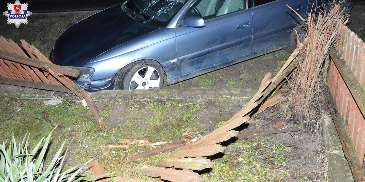 Rzucił się na maskę auta. Miał ważny powód