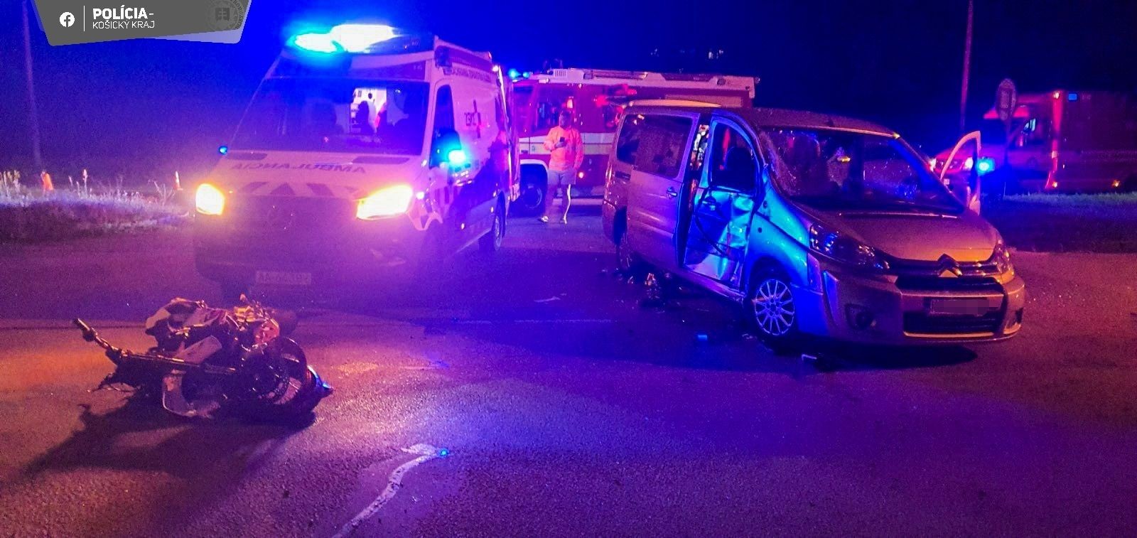 V križovatke došlo k vážnej dopravnej nehode osobného vozidla a motocyklistu.