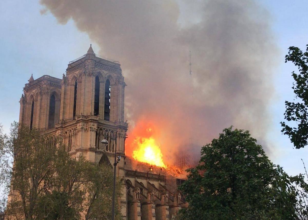 Zebrano już miliard euro na odbudowę katedry Notre Dame - Gospodarka -  Forbes.pl