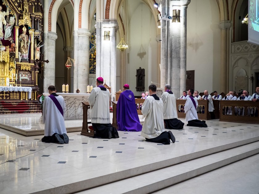 "Wyznajemy, że chroniliśmy winowajców i uciszaliśmy krzywdzonych". Mocne słowa abp. Rysia o pedofilii