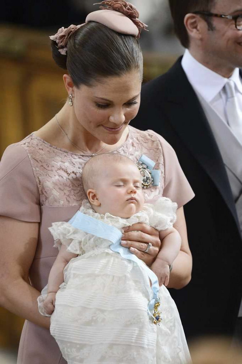 Księżniczka Victoria i Książę Daniel ochrzcili swoją śliczną córeczkę