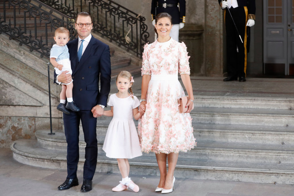 Szwedzka rodzina królewska: księżniczka Wiktoria i Daniel Westling wraz z dziećmi