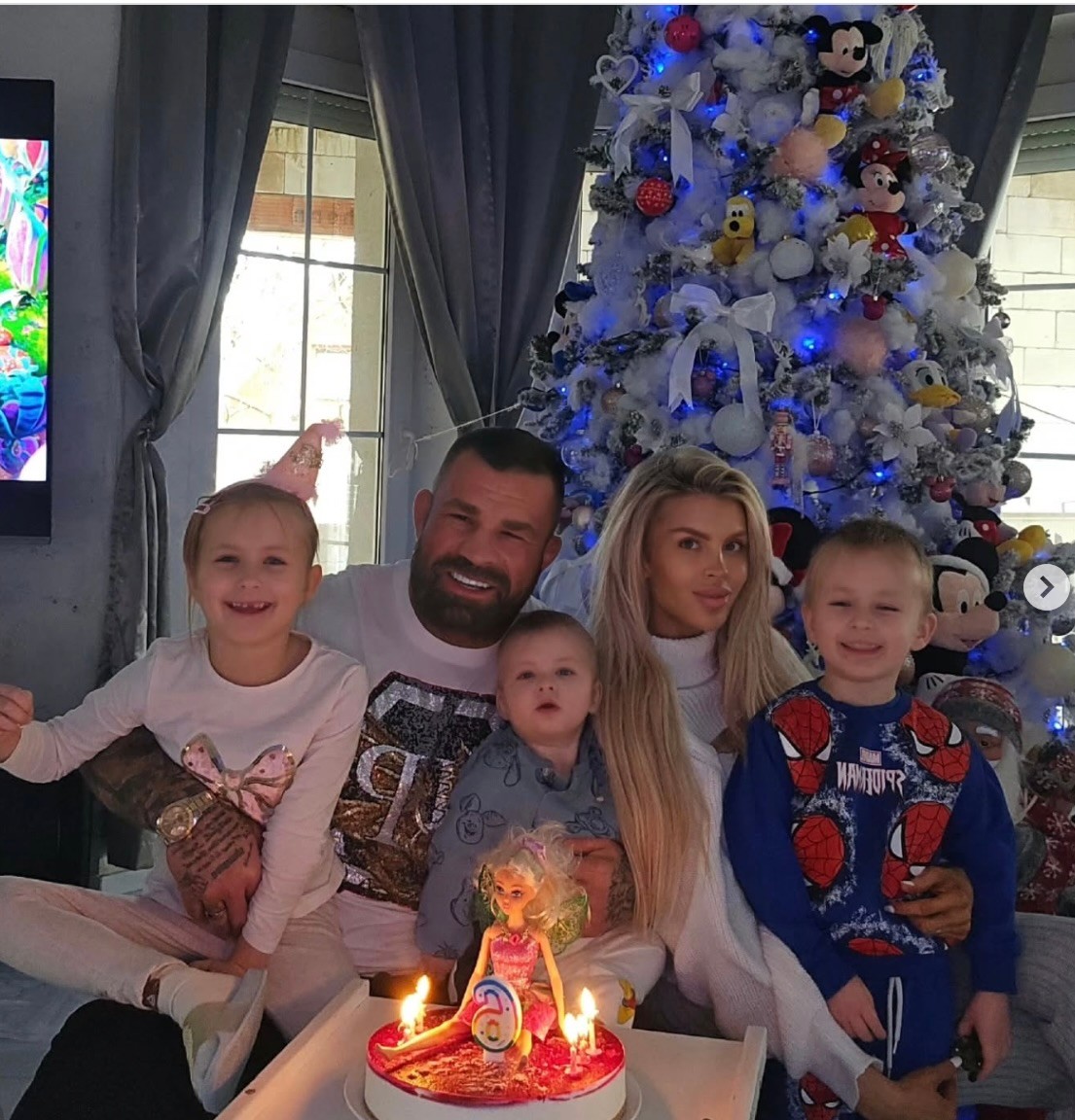 Karlos Vémola s rodinou. 