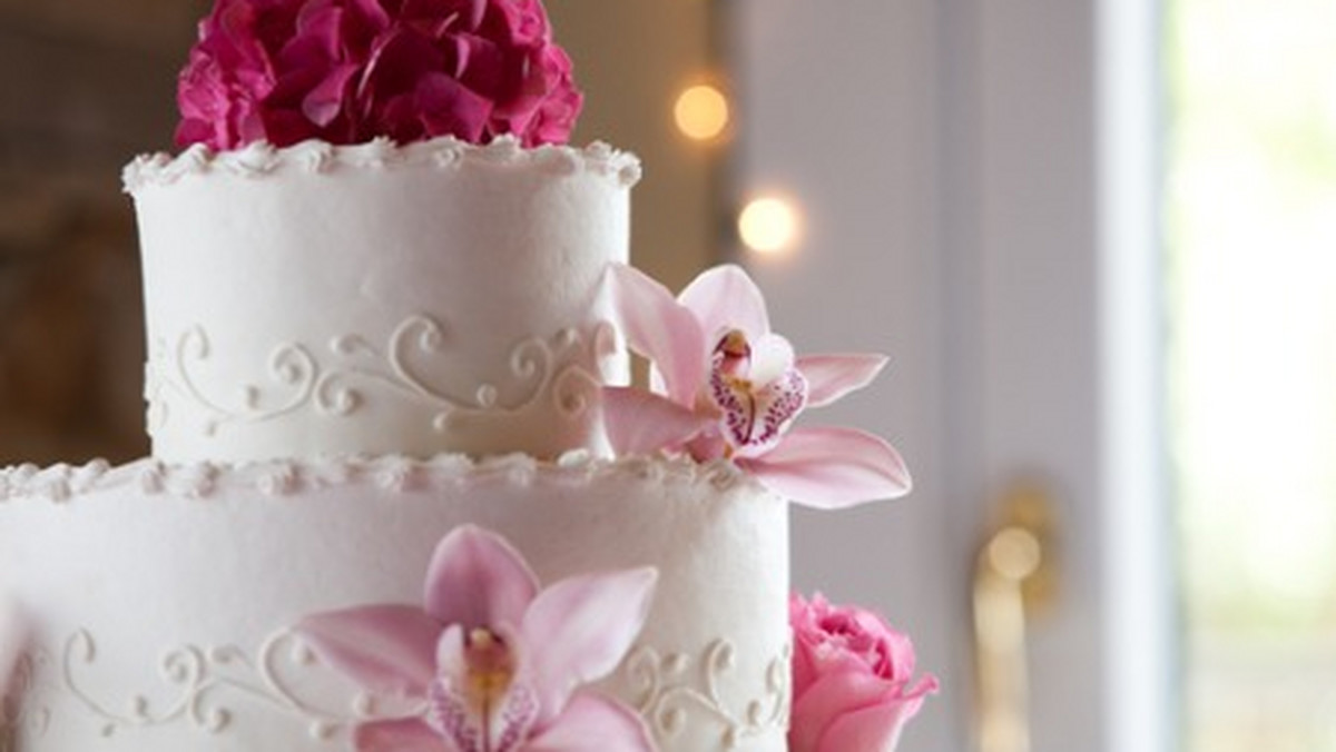 Ma być nie tylko słodko i smacznie, ale przede wszystkim pięknie. Poczęstunek tortem weselnym, to punkt kulminacyjny przyjęcia weselnego.
