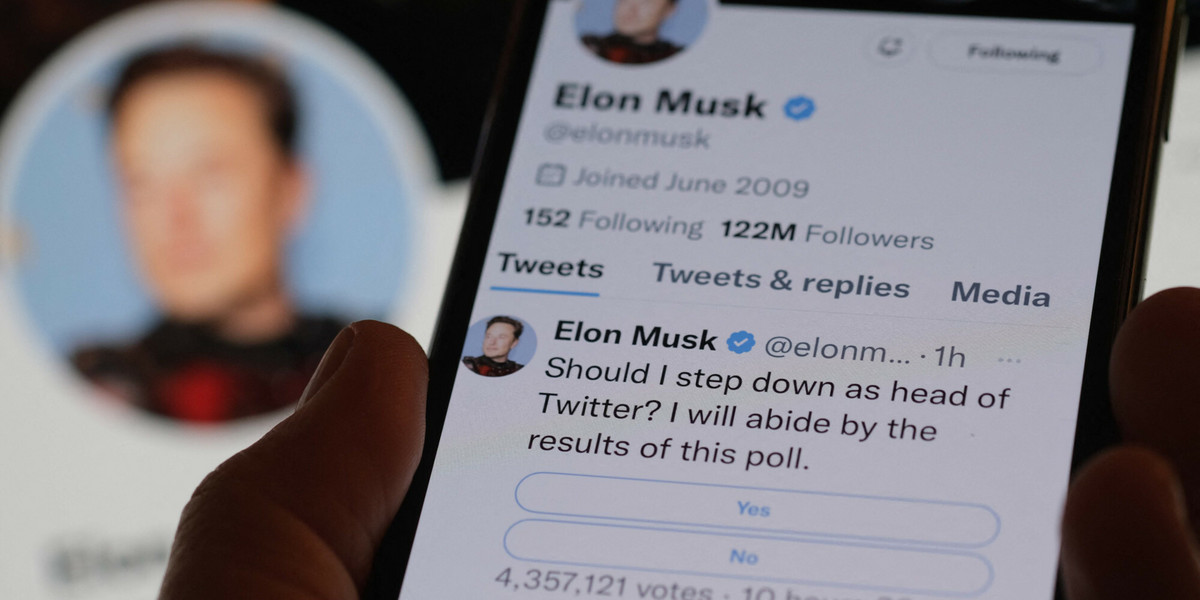 Elon Musk kupił Twittera pod koniec października 2022 roku za sumę 44 mld dolarów. 