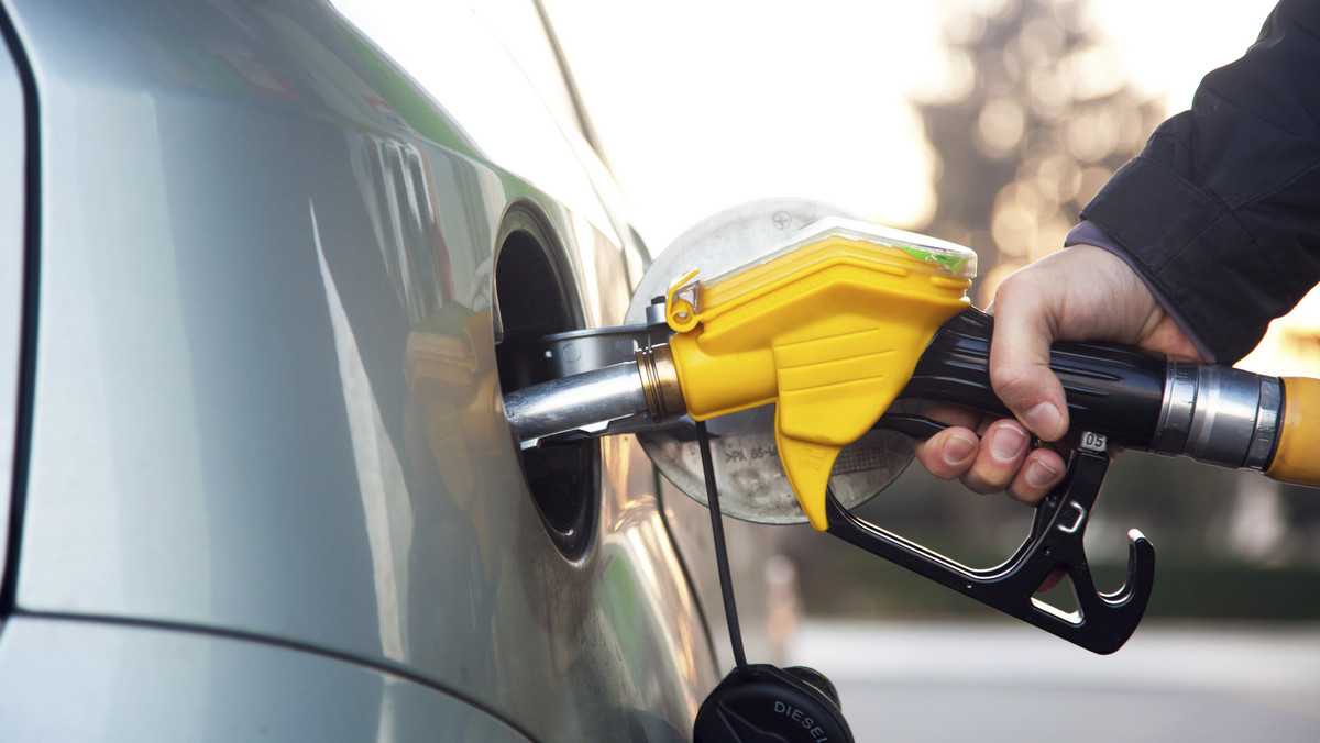 Grupa Lotos obniżyła w czwartek ceny hurtowe paliw - poinformowało biuro prasowe spółki. O 7 zł na tysiąc litrów staniały benzyny bezołowiowe 95 i 95AL, a o 4 zł na tysiąc litrów zmalała cena benzyny bezołowiowej 98.