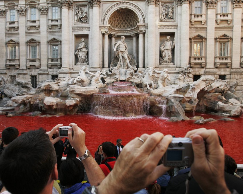 "Incident" iz 2007. kada je voda u Fontani di Trevi potpuno pocrvenela